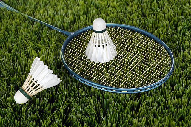 badmintonová raketa s míčkem