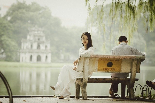 muž a žena na lavičce