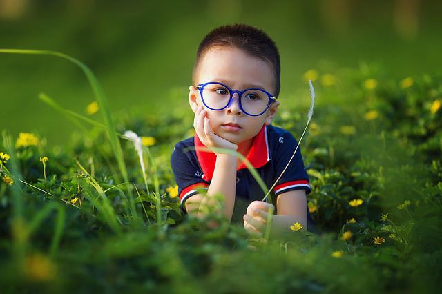chlapec v trávě